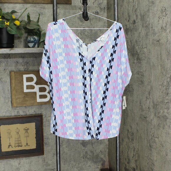 NWT Bar III Womens Plus Size Printed Seamed V-Neck Top 10832262 1X Blue Combo - Picture 2 of 6